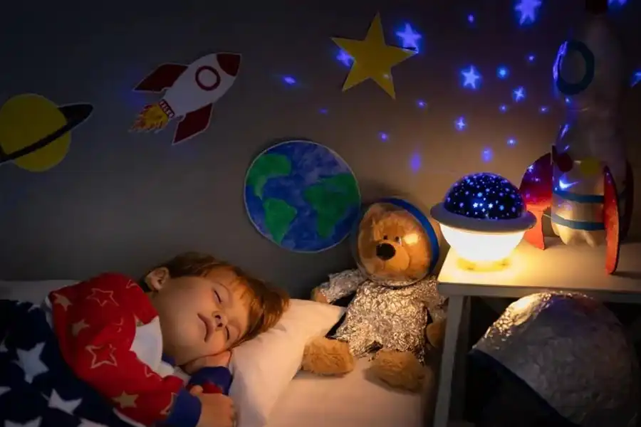 ایجاد محیطی آرام با نور ملایم، می‌تواند منجر به بهبود کیفیت خواب شبانه کودک شود.