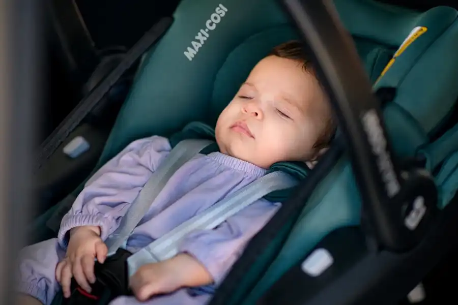صندلی ماشین‌های رو به عقب را اغلب می‌توان به عنوان کریر نوزاد نیز استفاده نمود.