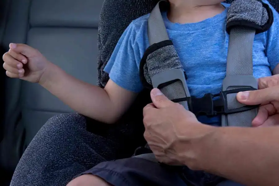 صندلی ماشین برخلاف کریر نوزاد برای کودکان از بدو تولد تا ۱۲ سالگی مناسب است.