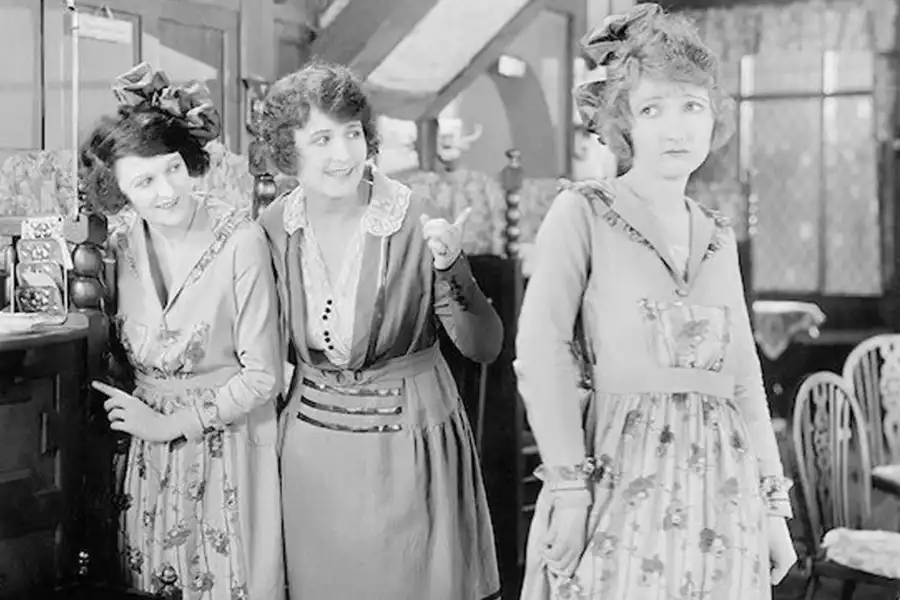 در اروپای قرون وسطی جسن سیسمونی به عهده کشیش و پدر و مادر خواندههای نوزاد بود.