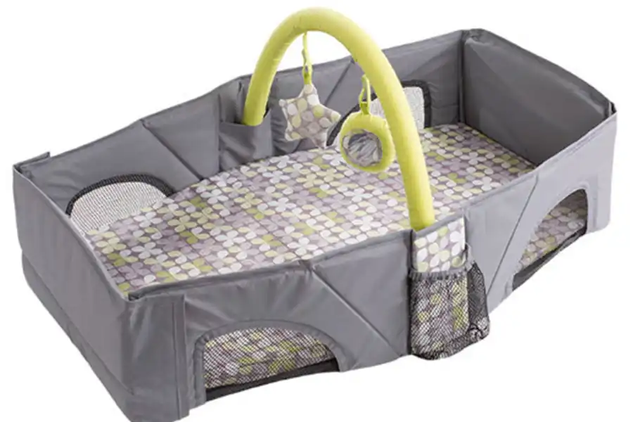 با وجود آنکه تختهای مسافرتی نسبت به کریر راحتی و آرامش بیشتری را برای فرزند دلبندتان ایجاد خواهند کرد؛ اما قابلیت حمل نوزاد را ندارند.