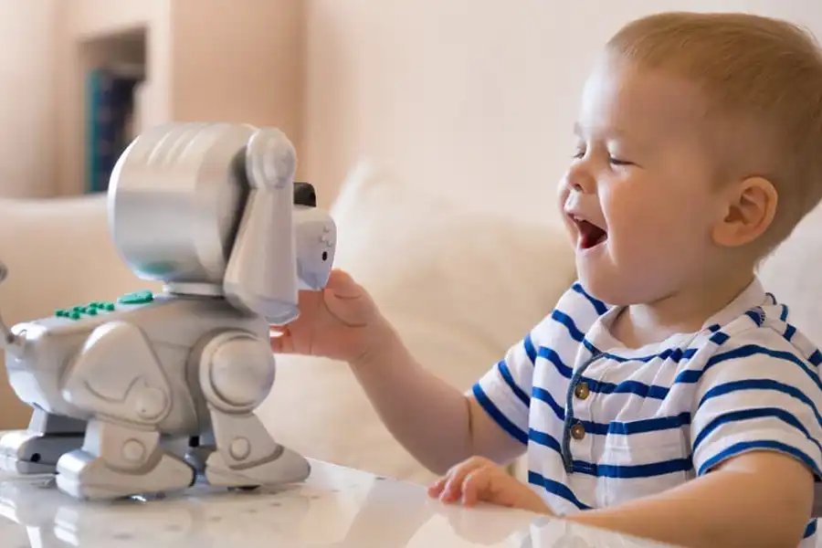 ربات‌های هوشمند، می‌توانند به صدا و حرکات کودکان واکنش نشان دهند.