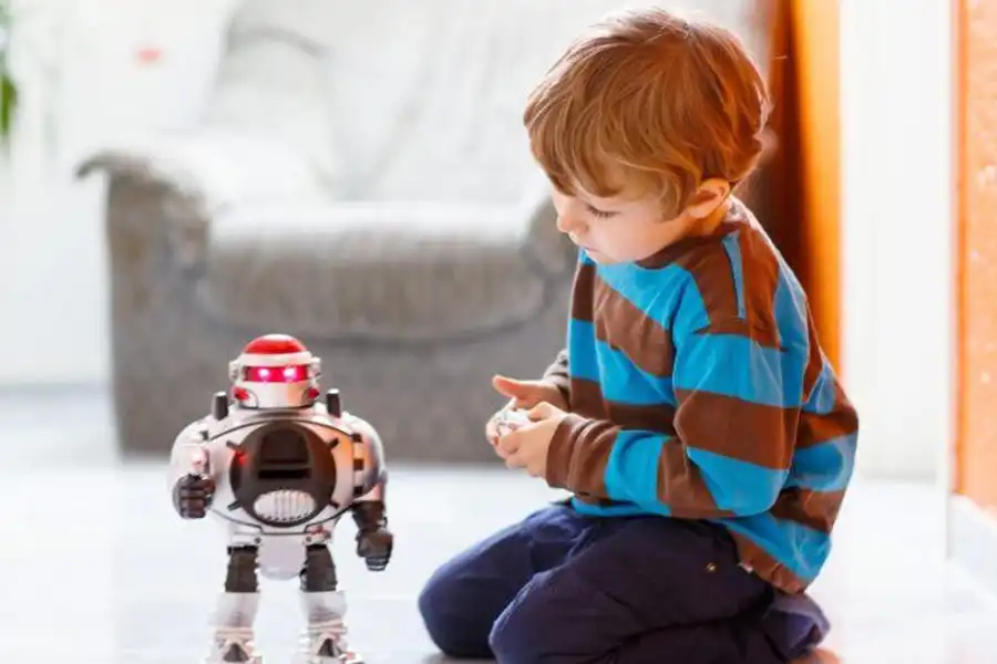 کیت‌های آموزشی رباتیک، مناسب کودکان خردسال هستند و طراحی آن‌ها زیاد پیچیده نیست.