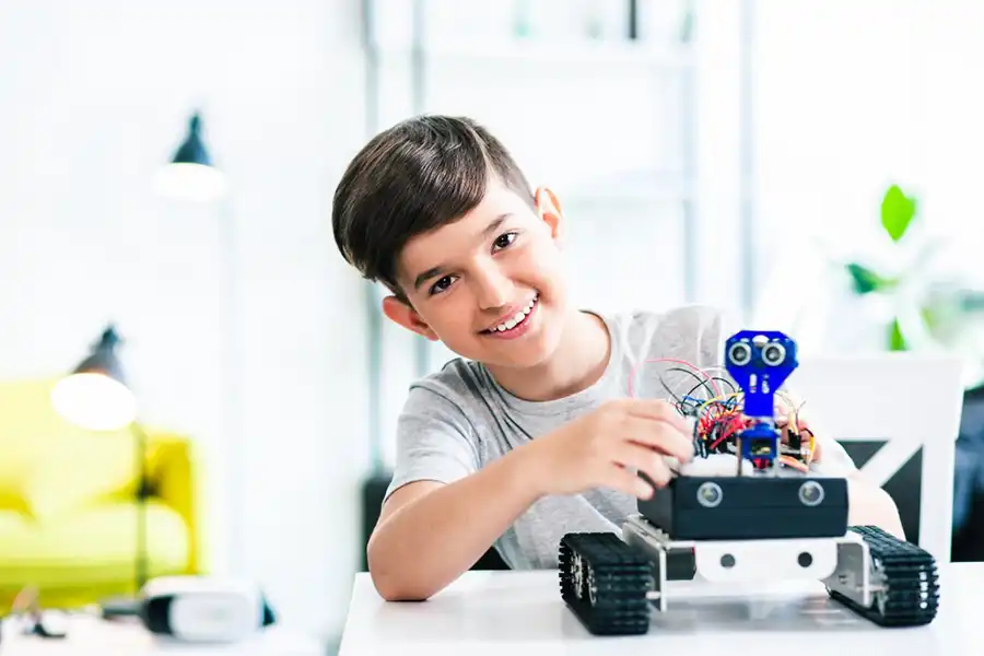 هنگامی که کودکان با کیت‌های آموزشی بازی می‌کنند، با کنار هم چیدن قطعات و یادگیری نحوه ساخت و کارکرد ربات خلاق‌تر می‌شوند.