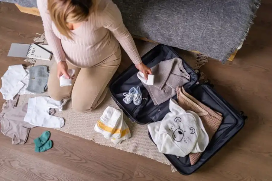 وسایلی مانند لباس راحت، دمپایی، شارژر موبایل و حتی تنقلات، میتوانند در این کیف پدر قرار گیرند تا پدر بتواند در کنار همسر و نوزاد جدید خود باشد.