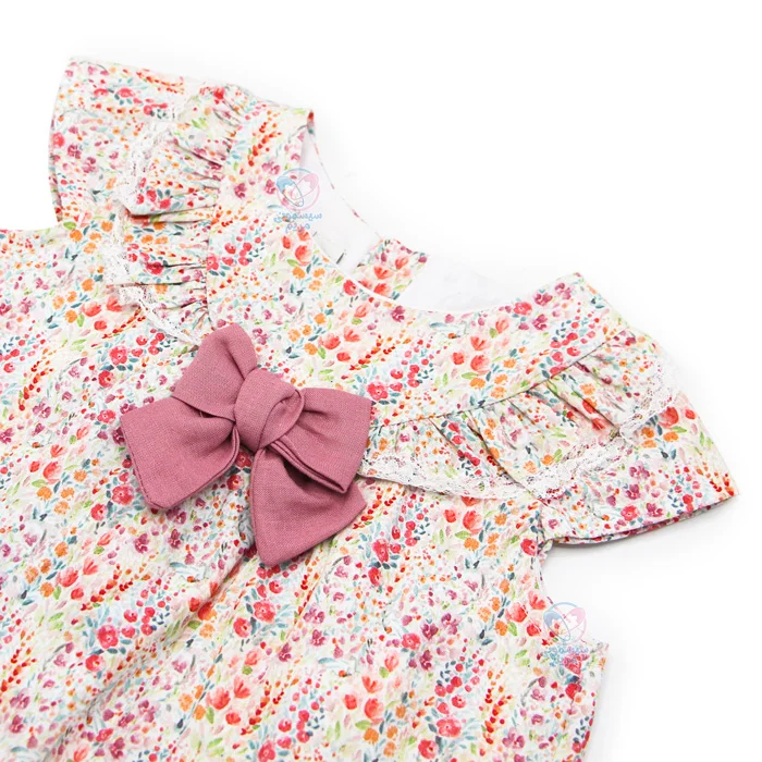 مجموعهای کامل و زیبا، شامل پیراهن، شورتک و هدبند