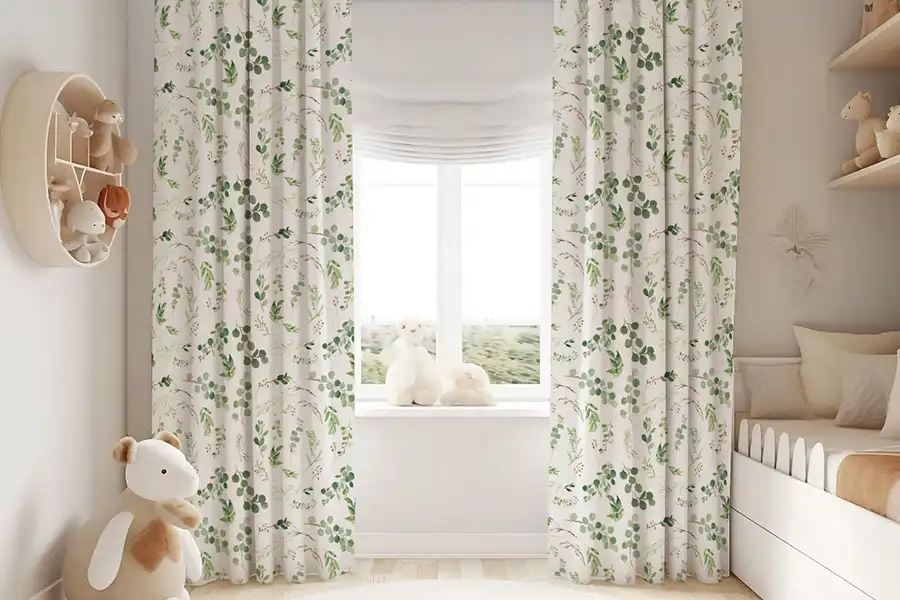 پردههای پنبهای یا لینن با الگوهای شاد و رنگارنگ، انتخابی زیبا و مناسب برای اتاق کودک هستند.