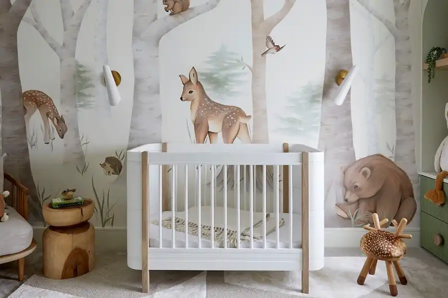 تزیین اتاق کودک با المانهای طبیعی به کودکان کمک میکند تا با محیطزیست و عناصر طبیعی اطراف خود ارتباط برقرار کنند.