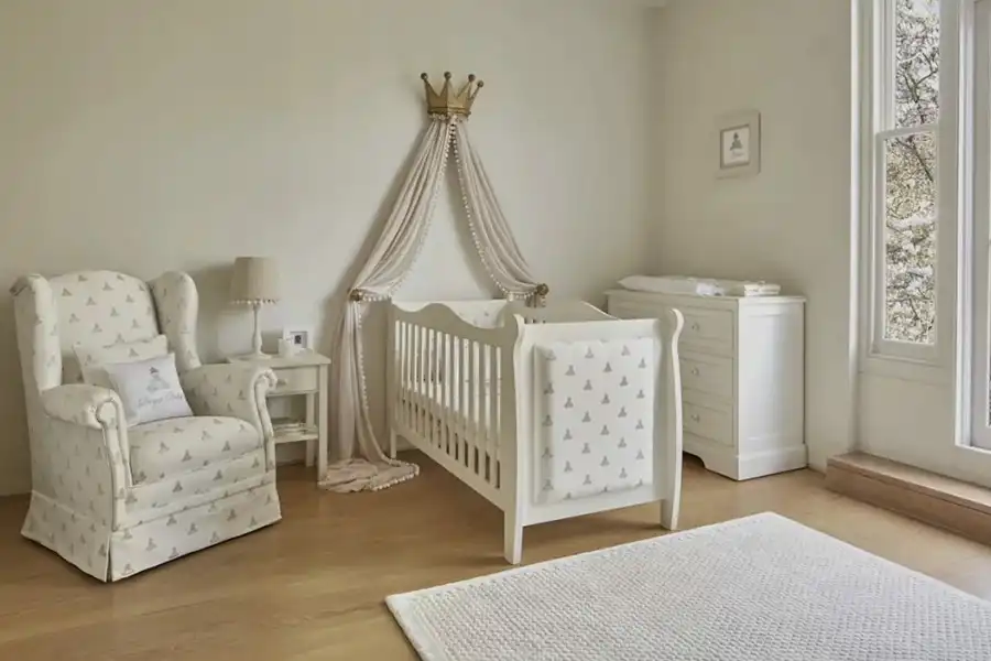 سبک کالیفرنیایی، فضایی سرشار از نور و آرامش را برای کودک خلق میکند.