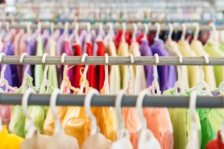 مراکز خرید بهطور مرتب هر چند وقت یکبار تخفیفات و حراجهایی را ارائه میدهند که میتوانید از آنها جهت صرفهجویی در هزینه خرید سیسمونی استفاده کنید.