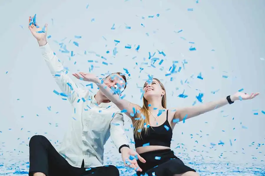 برای سوپرایز کردن مهمانان و اعلام جنسیت کودک با آهنگ، نیاز به موسیقیها و ریمیکسهاش شاد و مناسب در این زمینه دارید.