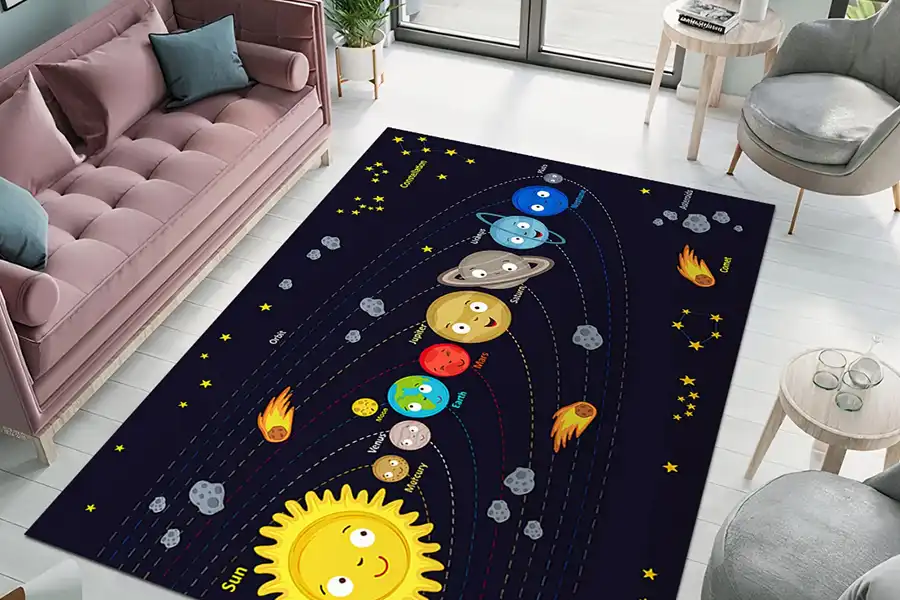 انواع فرش اتاق کودک با طرح سیارات و منظومه شمسی یا نقشه جهان به کودکان کمک میکنند تا با جهان هستی بیشتر آشنا شوند.