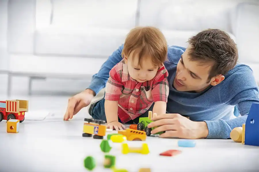 بهترین اسباب بازی برای کودک 1 ساله مدلی است که شامل رنگهای زنده، بافت متنوع و صداهای جذاب باشد.