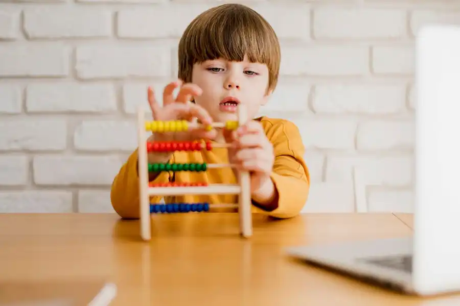 بازیهای فکری یا اسباب بازیهای آموزشی به کودک کمک میکنند تا راهحلهای مختلفی برای مسائل بیابند، تمرکز خود را بالا ببرند.