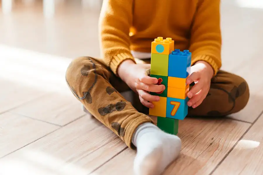 اسباب بازیها میتوانند با ساخت چالشهای کوچک، ذهن کودکان را به سمت یافتن راهحلهای کاربردی سوق دهند.