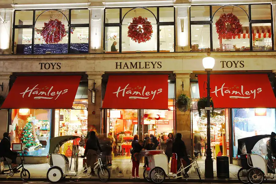 Hamleys دارای ۷ طبقه است که هر طبقه به یک موضوع خاص اختصاص دارد و بیش از ۴۰,۰۰۰ نوع اسباببازی، ترفندهای جادویی و صنایع دستی را ارائه میدهد.
