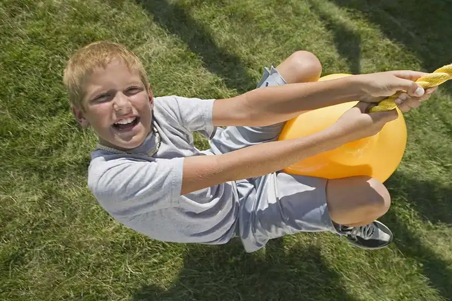 تاببازی یک فعالیت بدنی پرنشاط است، زیرا بچهها برای ادامه حرکت تاب باید آن را حرکت دهند.