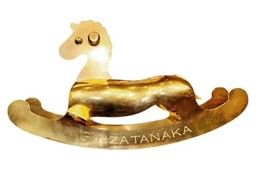 گرانقیمتترین اسب متحرک دنیا یک اسب طلایی ۲۶ کیلوگرمی است که یک طراح ژاپنی، منحصراً آن را برای یکی از شاهزادگان ژاپنی طراحی کرده است.