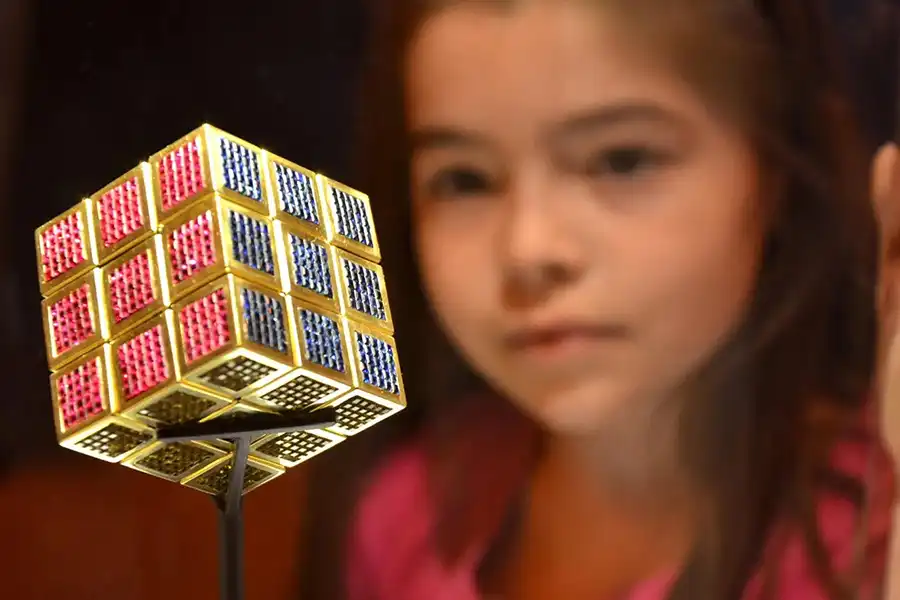 در بدنه گرانترین مکعب روبیک جهان، ۱۸۵ قیراط سنگ آمیتیست، زمرد، یاقوت و ... به کار رفته است.