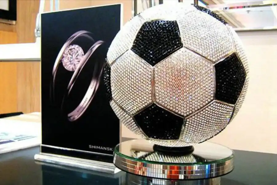 در گرانترین توپ فوتبال دنیا که به افتخار جامجهانی 2010 طراحی شد، بیش از ۶ هزار و ۶۲۰ الماس سفید و ۲ هزار و ۶۴۰ الماس مشکی به کار رفته است.