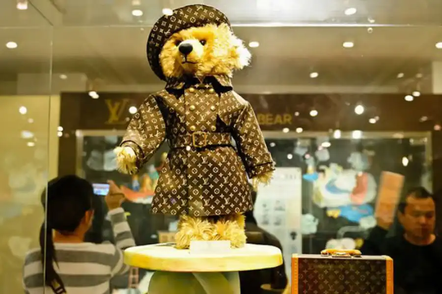 خرس تبلیغاتی لویی ویتون چند سال پیش توسط یک فرد کرهای با قیمتی بالاتر از ۲ میلیون دلار خریداری شد.