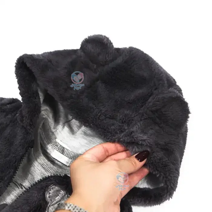 استفاده از سویشرت توکرکی آستردار در طراحی این ست، باعث گرم نگهداشتن کودک در فصلهای پاییز و زمستان میشود.