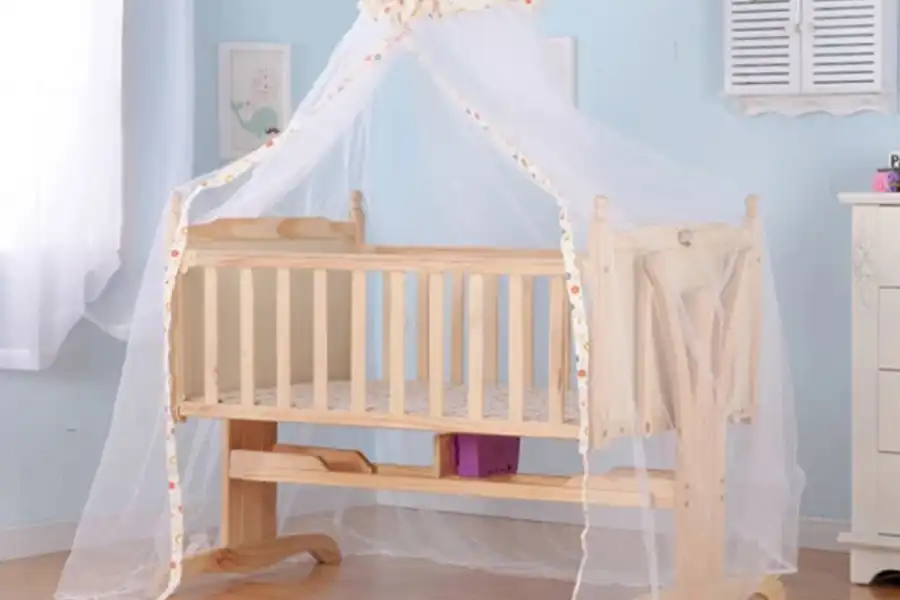 گهوارههای چوبی اغلب دارای پایههای بلند یا کوتاه هستند و با استفاده از تشک نرم، محیطی امن و راحت را برای خواب نوزاد فراهم میکنند.