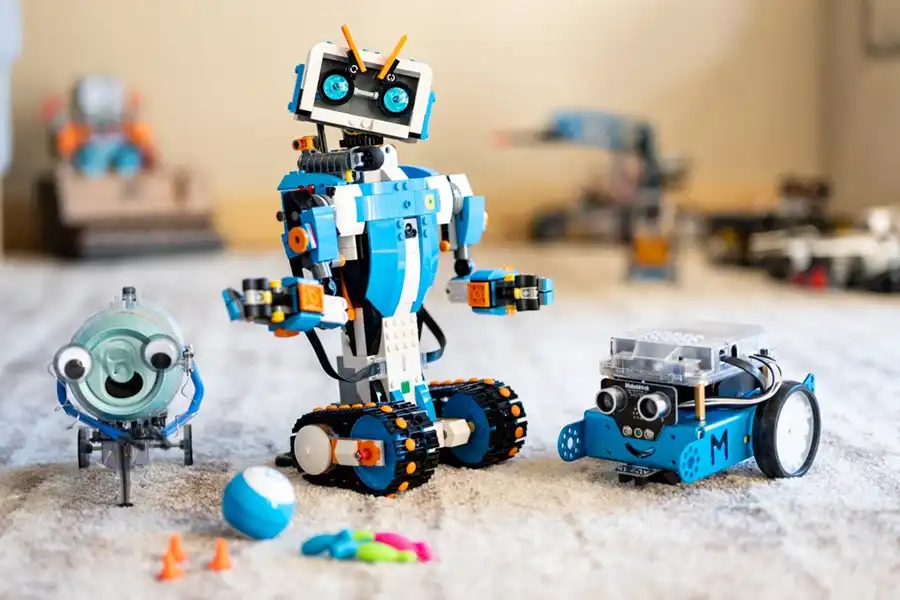 بدون افرادی مانند نیکلاس تسلا، آلساندرو ولتا، لئوناردو تورس تله کینو و هاینریش هرتز صنعت اسباببازی قادر نبود به قلهای که در حال حاضر در آن قرار دارد برسد.