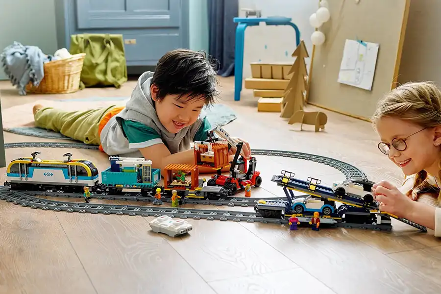 اگر ترجیح میدهید اسباب بازی فرزندتان تنها مناسب فضاهای بسته و خانه باشد، در پروسه خرید حتما این مسئله را در نظر بگیرید.