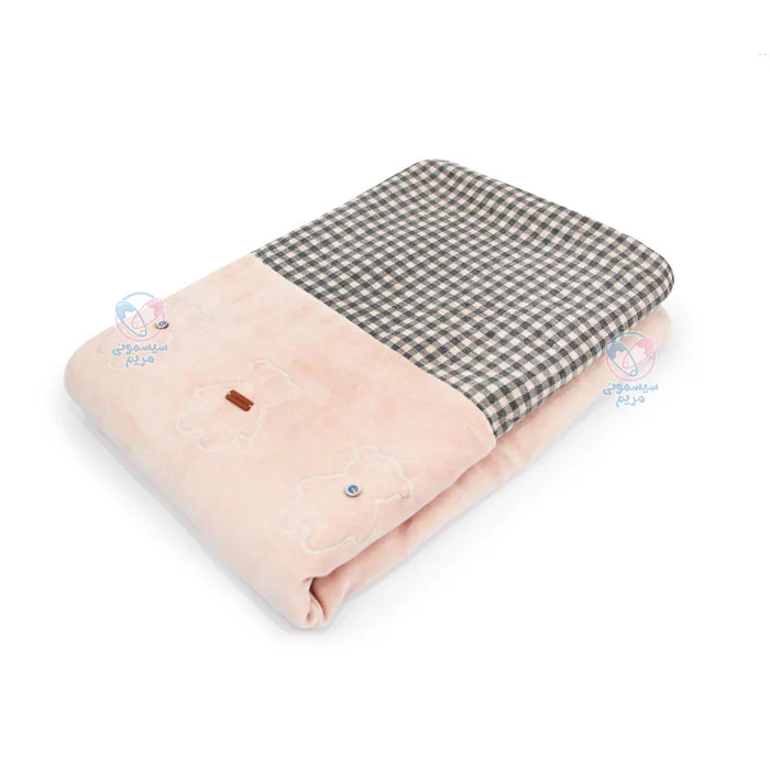 با اندازهای استاندارد برای قنداقکردن، استفاده در کالسکه، تخت نوزاد یا حتی در آغوش گرفتن کودک