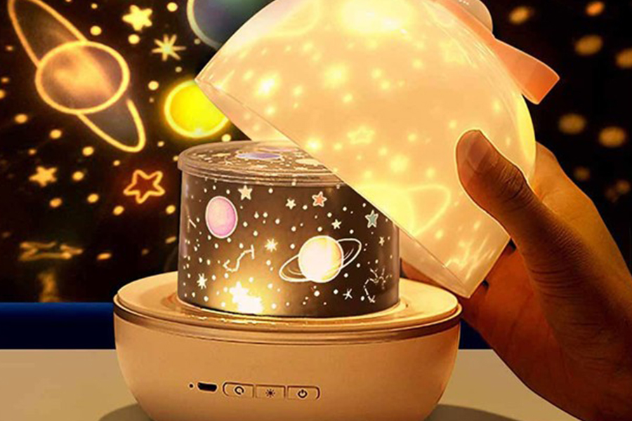 چراغخواب مخصوص کودکان علاوهبر فراهم کردن نور ملایم، رویا پردازی و تخیل کودک را تقویت میکند.