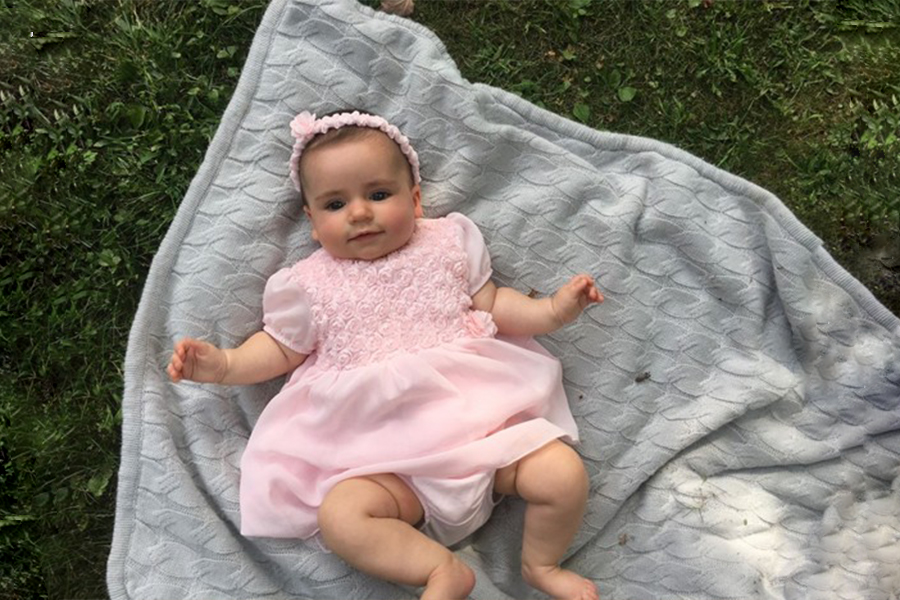 محصولاتی مانند پتو یا لباسهای شخصیسازیشده میتوانند بهترین هدیه برای بچه تازه متولد شده باشند.