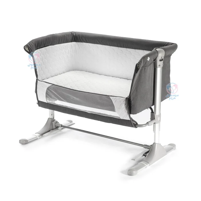 با قابلیت باز شدن از بغل، برای دسترسی آسانتر به نوزاد بهویژه در شب