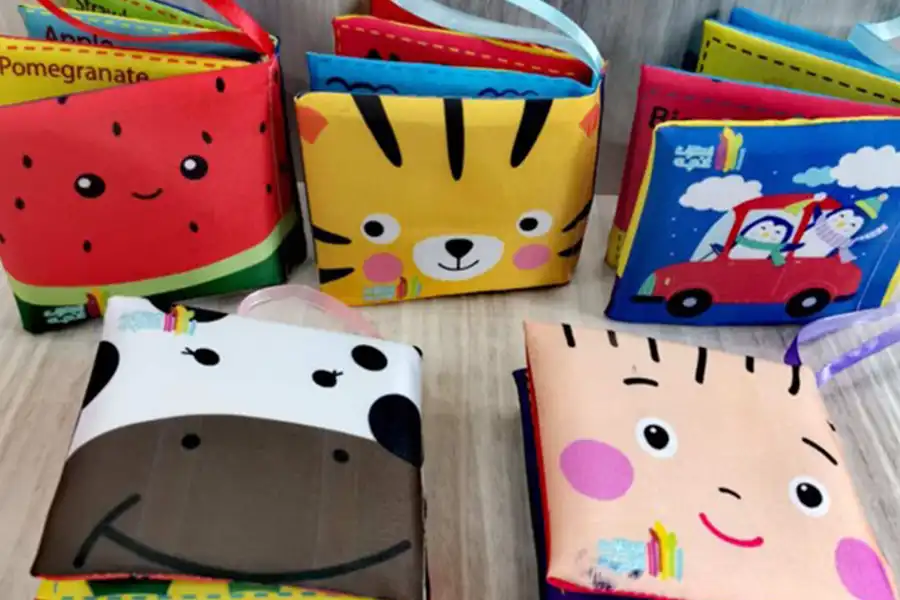 کتابها لمسی و صدادار نهتنها سرگرمکننده، بلکه ابزاری آموزشی برای کودک یکساله هستند.
