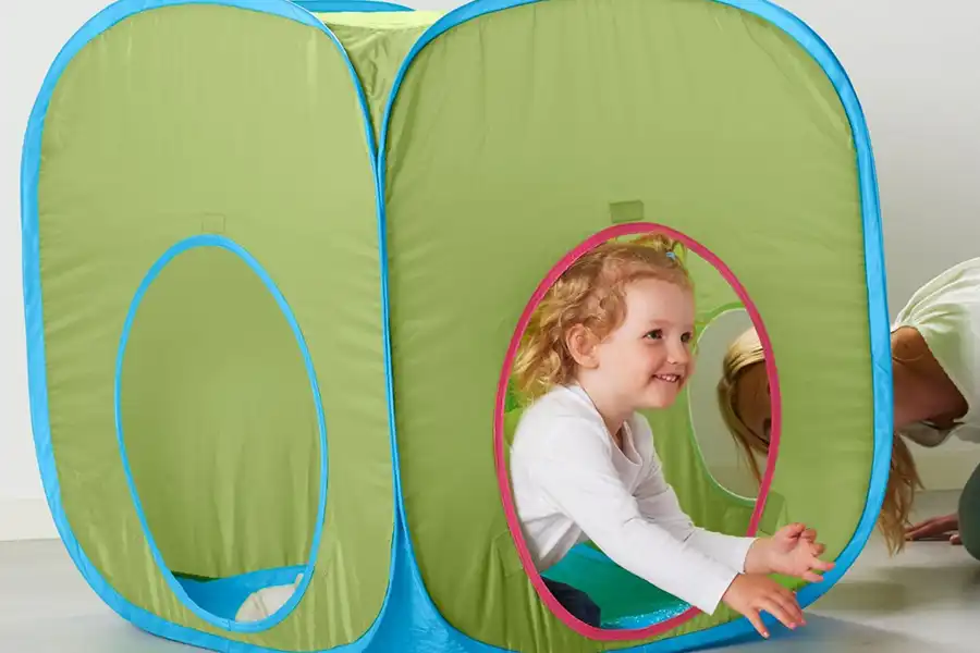 خرید چادر کودک به تقویت تفکر فضایی، مهارتهای حرکتی و تعادل در کودک کمک میکند.