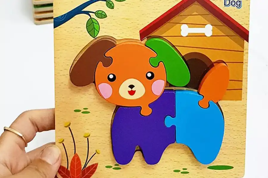 پازلهای چوبی درشت برای کودک یکساله بسیار مناسبند، چون منجر به تقویت تفکر منطقی او میشوند.