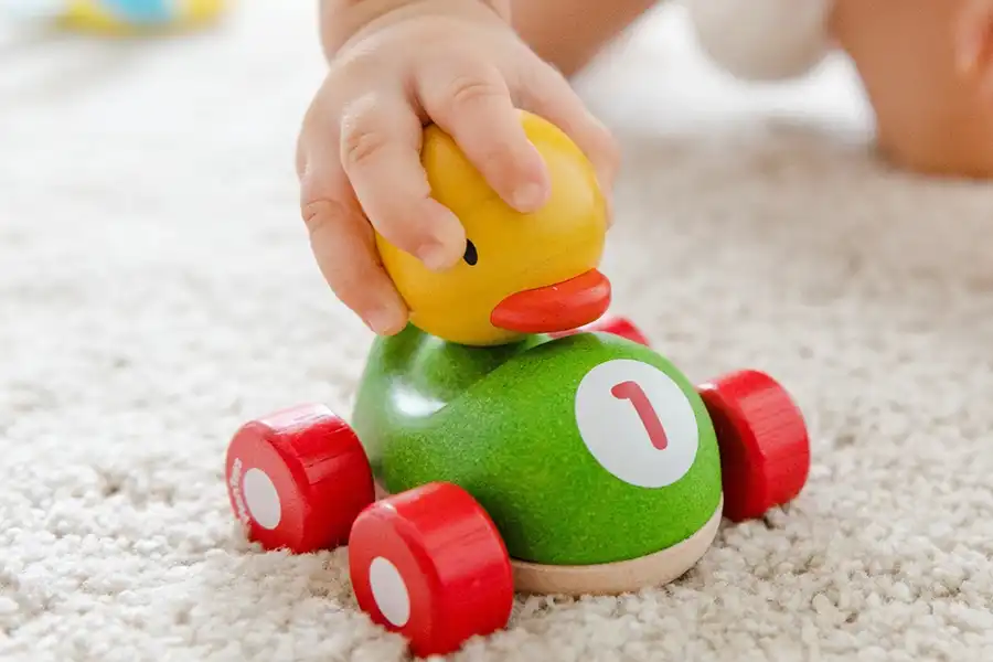 اسباببازیهای رنگارنگ و موزیکال، متحرک یا تعاملی، بهترین انتخاب برای سرگرمی کودک هستند.