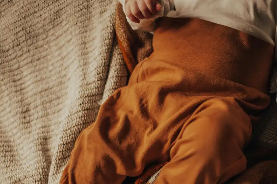 لباسهایی که از پارچههای طبیعی و ضد حساسیت تهیه شدهاند، باعث آرامش بیشتر کودک میشوند.