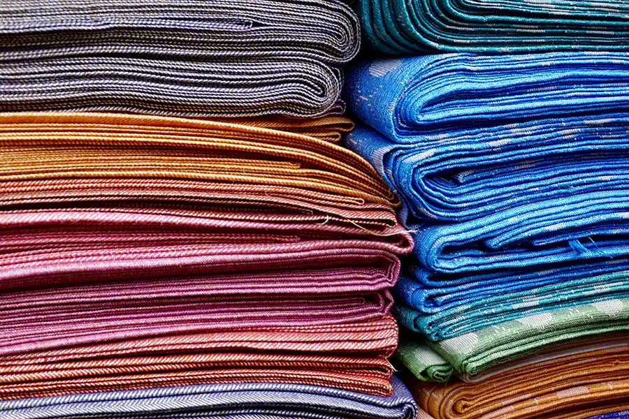 انتخاب پارچه مناسب برای لباسهای خانگی کودکان، تأثیر مستقیمی بر راحتی و سلامت آنها دارد.