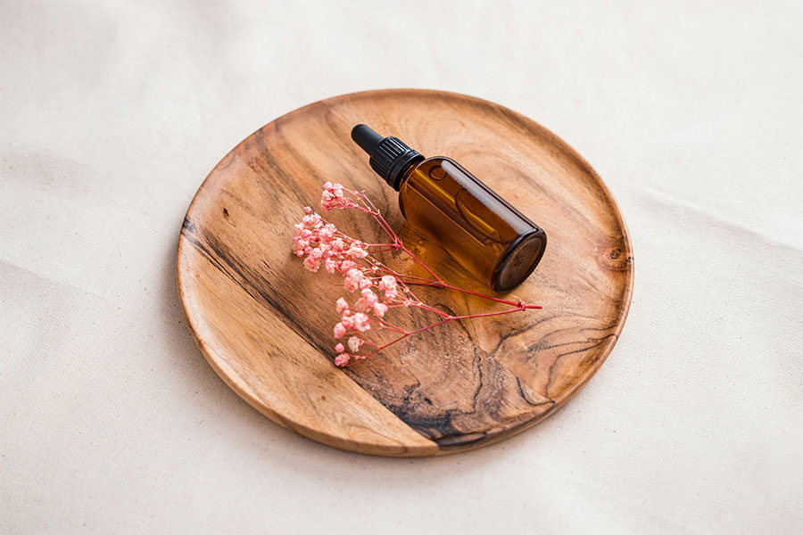 روغنهای بدون عطر و رنگ مصنوعی، برای پوست حساس نوزاد مناسبتر هستند.