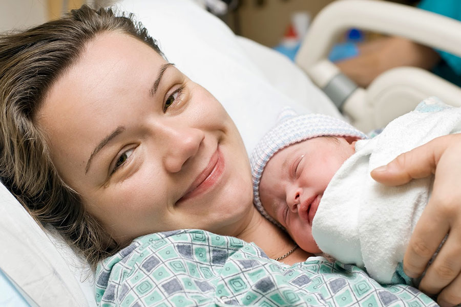 زایمان طبیعی پروسهای سه مرحلهای است که مادر برای وضع حمل و درآغوشکشیدن فرزند خود باید از آنها عبور کند.