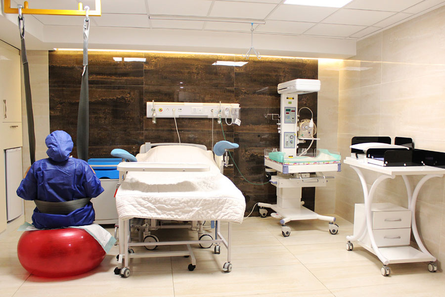 هزینه زایمان در بیمارستان به نوع بیمارستان، محل قرارگیری آن، تجهیزات بخش زایمان و نوع خدمات اضافی بستگی دارد.