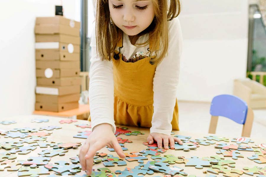 مدل و حجم تکههای پازل باید مناسب سن کودک باشد تا از سردرگمی آن جلوگیری کند.