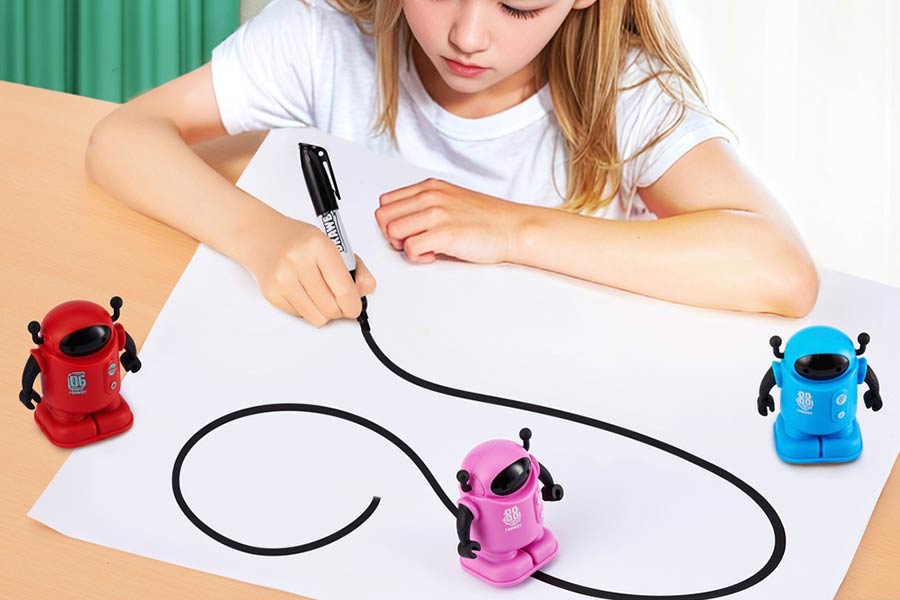 اسباببازیهای رباتیک معمولا میتوانند با اشیا موجود در محیط تعامل داشته و متناسب با دستوراتی که کاربر میدهد، عمل کنند.