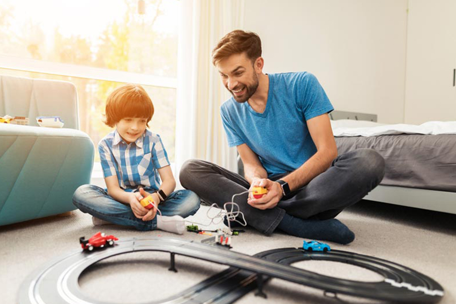 بازی با با ماشین کنترلی به کودکان در افزایش تمرکز، تقویت هماهنگی عصب و عضله و بهبود مهارتهای حرکتی ظریف کمک میکند.