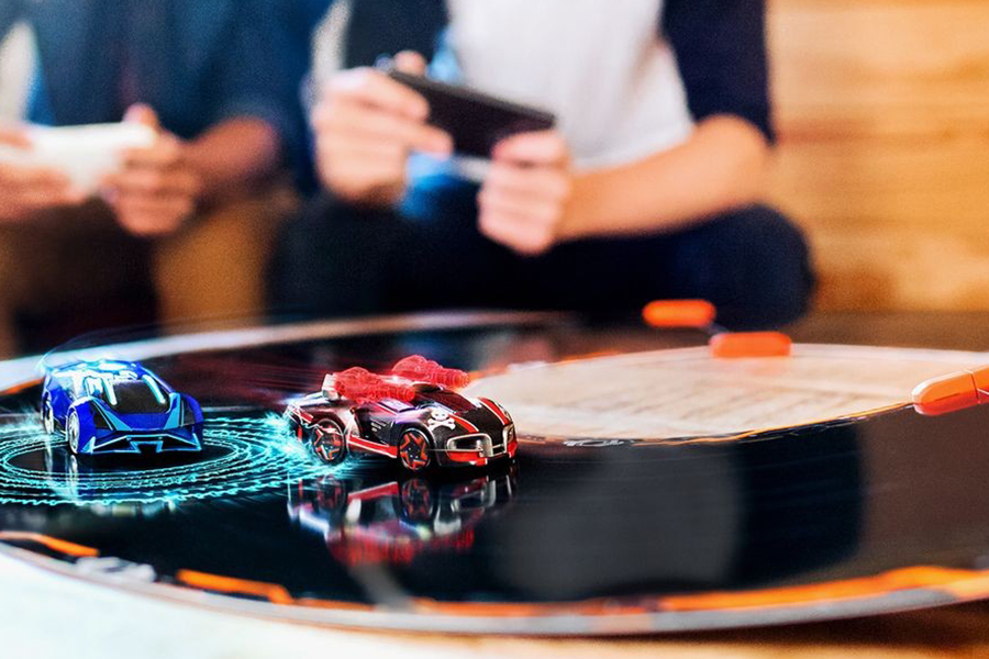 ماشینهای آنرود برای مسیرهای صاف و هموار طراحی شدهاند و تمرکز اصلی آنها روی سرعت و مانورپذیری است.