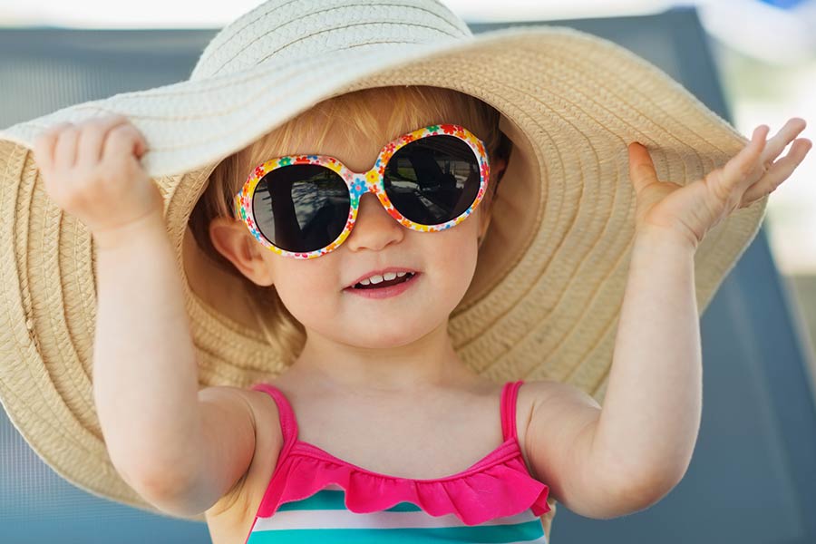 با عینک‌های آفتابی کودکانه، از چشمان کودکتان محافظت کنید.