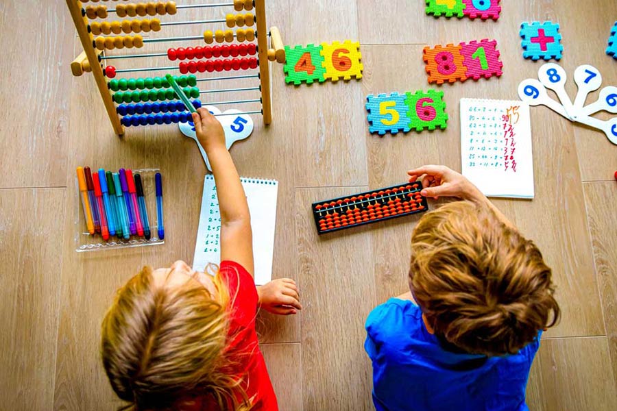 با انواع اسباببازی فکری، محیطی سالم، هدفمند و مناسب برای رشد ذهنی کودک فراهم کنید.