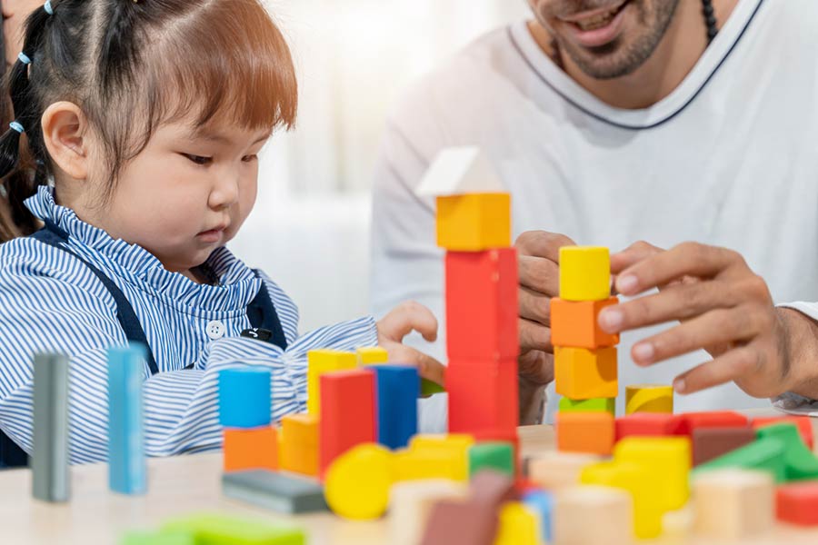 بلوکهای ساده چوبی، امکان خلاقیت بیپایانی را به کودک میدهند.