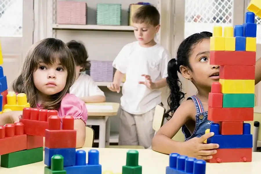 انتخاب لگو با تم مناسب، انگیزه کودک را برای بازی افزایش می‌دهد.